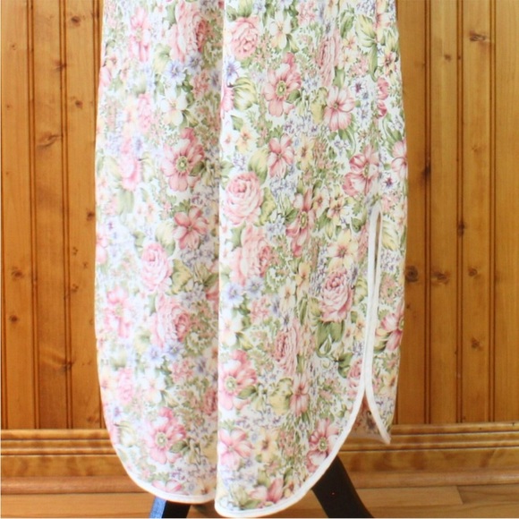 Vintage Diamond Tea Nightgown & Robe Set
Floral - Picture 3 of 14